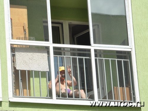 Первые жители «Академического» приветствовали полпреда прямо с балконов Первые жители «Академического» приветствовали полпреда прямо с балконов