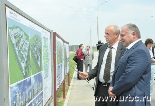 Свердловский премьер Анатолий Гредин приехал первым, поэтому успел переговорить с Алексеем Воробьевым тет-а-тет Свердловский премьер Анатолий Гредин приехал первым, поэтому успел переговорить с Алексеем Воробьевым тет-а-тет