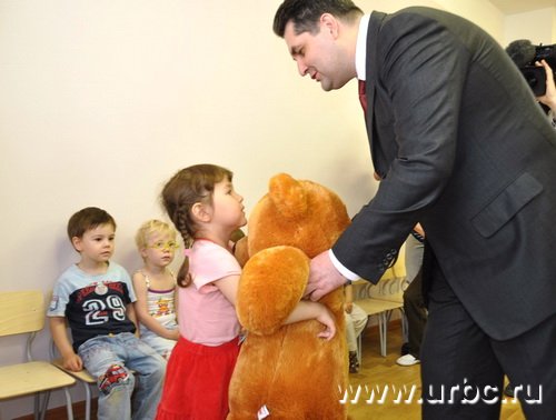 Плюшевый медведь от Николая Винниченко оказался больше Маши на целую голову Плюшевый медведь от Николая Винниченко оказался больше Маши на целую голову