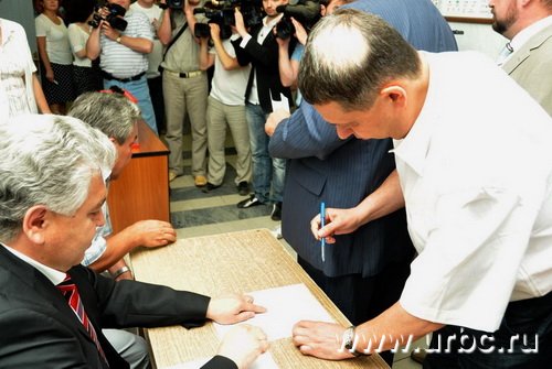 Депутаты по одному заходили в кабинет, где вычеркивали ненужный вариант ответа