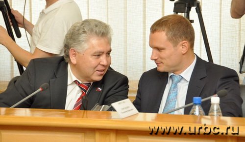 Многие депутаты честно пытались изучить поправки в устав, но их быстро утомили недоработки