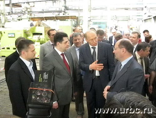 Генеральному директору завода Олегу Данченко не в первый раз приходится выступать в роли экскурсовода