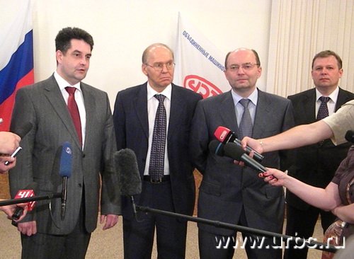 Слева направо: Николай Винниченко, Олег Данченко, Александр Мишарин и Александр Петров рассказывают журналистам о перспективах предприятия
