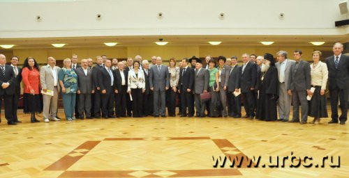 После заседания гости уговорили губернатора сделать с ними фото «на память» После заседания гости уговорили губернатора сделать с ними фото «на память»