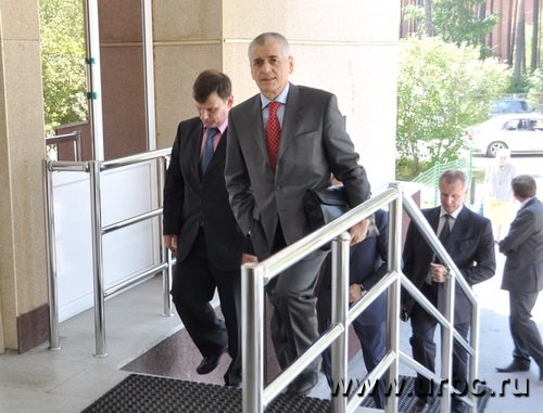 «А чего вас так мало?» — обратился Геннадий Онищенко к немногочисленным журналистам, сумевшим выяснить его график приезда «А чего вас так мало?» — обратился Геннадий Онищенко к немногочисленным журналистам, сумевшим выяснить его график приезда