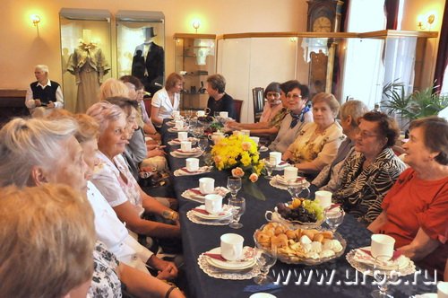 В каждый свой приезд в Екатеринбург Наина Ельцина встречается со своими сокурсниками В каждый свой приезд в Екатеринбург Наина Ельцина встречается со своими сокурсниками