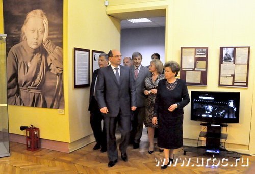 Наина Ельцина с интересом слушала истории о всех первых леди России и только у своего стенда задерживаться не стала Наина Ельцина с интересом слушала истории о всех первых леди России и только у своего стенда задерживаться не стала