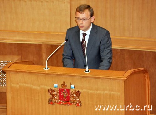 Константин Колтонюк вышел к трибуне во всеоружии, взяв с собой целую пачку справочных материалов