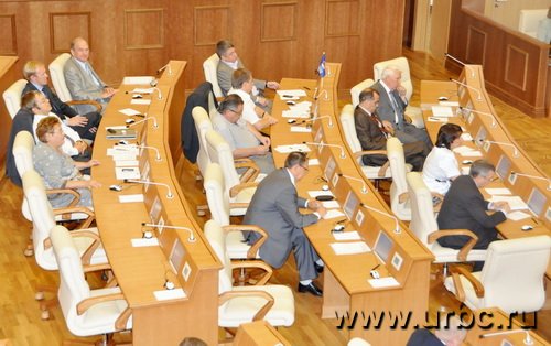 Прямо в ходе заседания «Единая Россия» проводила агитационную кампанию за губернаторский проект устава