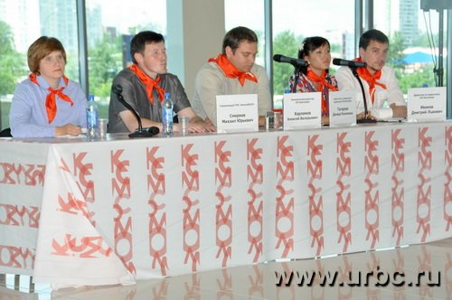 Владельцы «КомсоМОЛЛа» называют себя последователями комитета советской молодежи, но почему-то носят пионерские галстуки Владельцы «КомсоМОЛЛа» называют себя последователями комитета советской молодежи, но почему-то носят пионерские галстуки