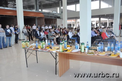 На встречу с владельцами «КомсоМОЛЛа» приехало несколько десятков представителей торговых сетей На встречу с владельцами «КомсоМОЛЛа» приехало несколько десятков представителей торговых сетей