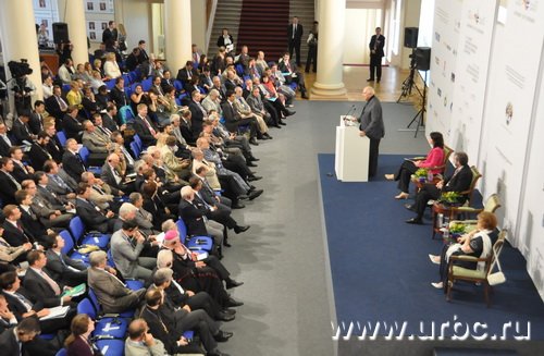 Никита Михалков вещал больше всех остальных участников «подиумной дискуссии» Никита Михалков вещал больше всех остальных участников «подиумной дискуссии»