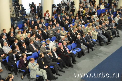 Участники форума слушали президента и канцлера Участники форума слушали президента и канцлера