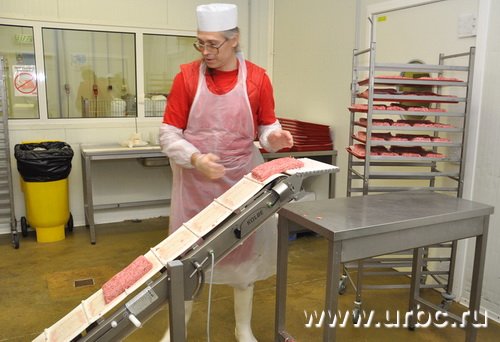 Добродушные мясники демонстрируют журналистам возможности супер-мясорубки