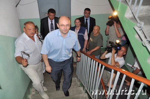 Александр Мишарин зашел в первый попавшийся подъезд дома на Онуфриева и был явно поражен его состоянием