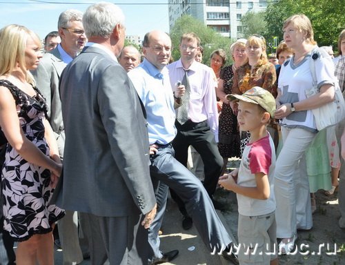 Для встречи с губернатором собрались в основном женщины и дети