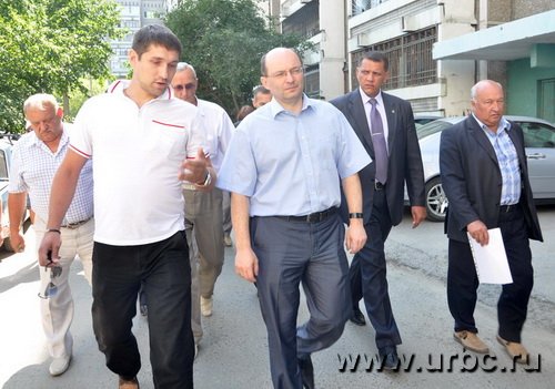 Прознав о приезде губернатора и вице-мэров, жители города буквально подбегали к процессии с просьбами прямо на ходу