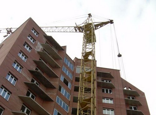 Нехватка жилья в Екатеринбурге не мешает застройщикам «морозить» свои объекты