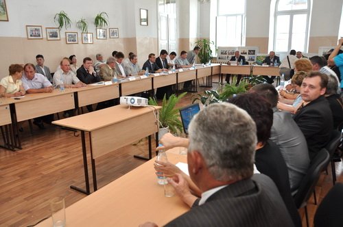 Участников совещания пришлось рассадить в холле школы Участников совещания пришлось рассадить в холле школы