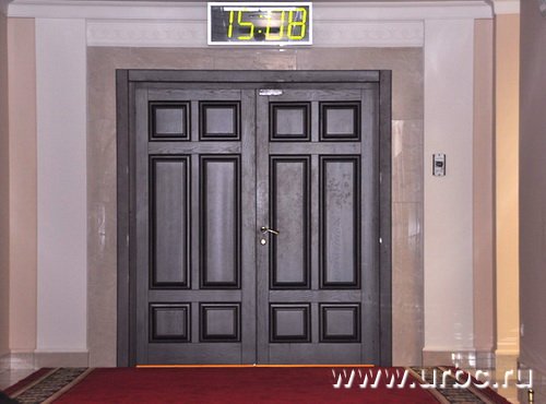 Практически над каждой дверью в здании весят электронные часы. Полпред — человек пунктуальный Практически над каждой дверью в здании весят электронные часы. Полпред — человек пунктуальный