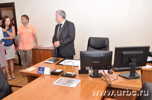 Рабочее место Якова Силина. Всю мебель он перевез из бывшей резиденции на Октябрьской площади Рабочее место Якова Силина. Всю мебель он перевез из бывшей резиденции на Октябрьской площади