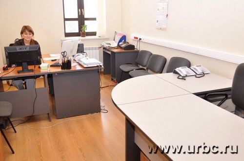 Так выглядит рабочий кабинет рядовых сотрудников полпредства. Перед девушкой стоят два монитора: один для работы, второй для Интернета Так выглядит рабочий кабинет рядовых сотрудников полпредства. Перед девушкой стоят два монитора: один для работы, второй для Интернета