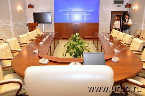 Переговорный зал оснащен новейшим оборудованием и питерской мебелью Переговорный зал оснащен новейшим оборудованием и питерской мебелью