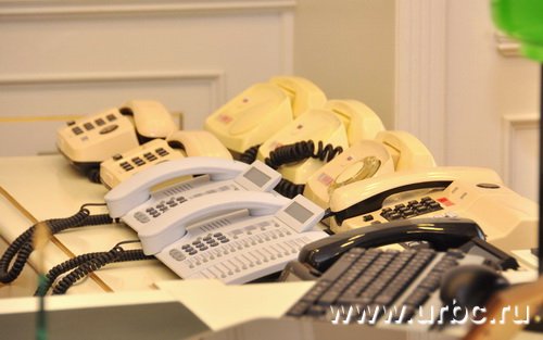 Одна из этих многочисленных «вертушек» в кабинете полпреда имеет прямой выход на президента Одна из этих многочисленных «вертушек» в кабинете полпреда имеет прямой выход на президента