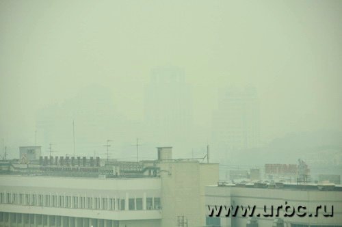 Синоптики надеются, что к середине дня слабый ветер всё же развеет большую часть смога