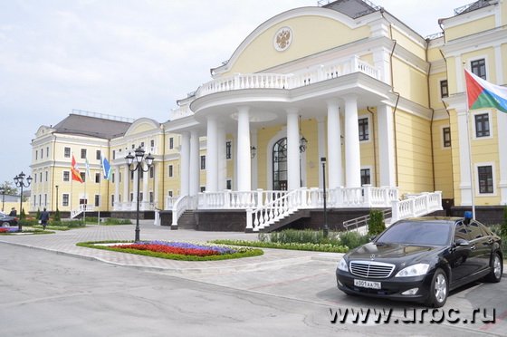 В резиденции полпреда приемную главы государства размещать не стали: там, где работает охраняемое лицо, свободный доступ граждан ограничен В резиденции полпреда приемную главы государства размещать не стали: там, где работает охраняемое лицо, свободный доступ граждан ограничен