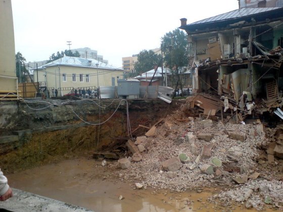 Несмотря на наличие Росохранкультуры, памятник архитектуры, давно ставший жилым домом, уничтожили среди бела дня при строительстве второй очереди ТЦ «Покровский пассаж» Несмотря на наличие Росохранкультуры, памятник архитектуры, давно ставший жилым домом, уничтожили среди бела дня при строительстве второй очереди ТЦ «Покровский пассаж»