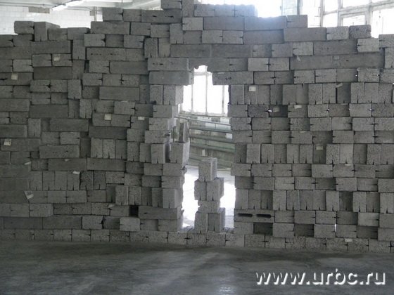 Инсталляция «Результат множества вещей» с множеством десятирублевых купюр