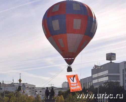 Тем временем сторонники прямых выборов устраивают акции в центре города Тем временем сторонники прямых выборов устраивают акции в центре города