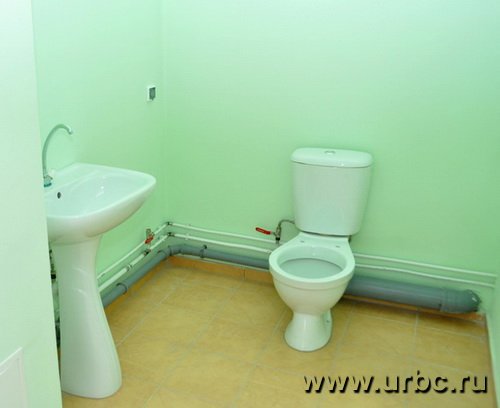 Санузлы во всех квартирах выкрашены в типовой ярко-салатовый цвет Санузлы во всех квартирах выкрашены в типовой ярко-салатовый цвет