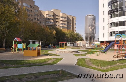 Детская площадка, огороженная забором, располагается прямо у подъездов близлежащего дома, но жить ей осталось недолго Детская площадка, огороженная забором, располагается прямо у подъездов близлежащего дома, но жить ей осталось недолго