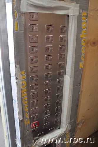 В доме есть только один лифт, имеющий доступ на все этажи В доме есть только один лифт, имеющий доступ на все этажи