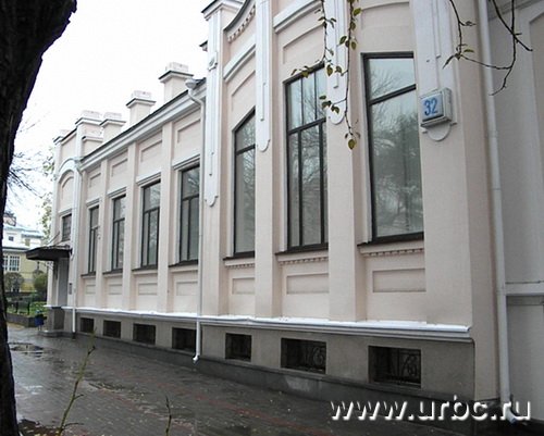 Общественная жизнь в екатеринбургском Музее молодежи давно замерла, ведь теперь здесь находится банк Общественная жизнь в екатеринбургском Музее молодежи давно замерла, ведь теперь здесь находится банк