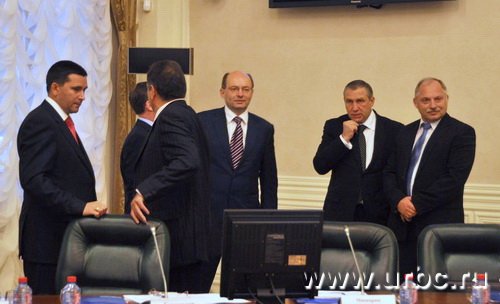 Перед началом пленарного заседания гости разделились по интересам. Российские губернаторы предпочитали общаться в своем кругу