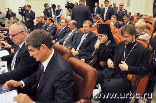 На международное мероприятие постарались попасть многие: в зале были замечены как представители ФПГ, так и религиозных конфессий