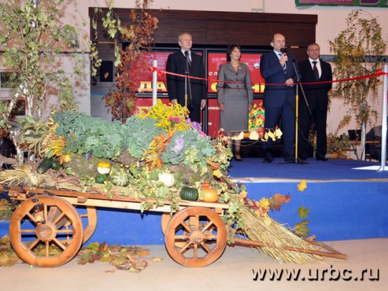 Судя по всему, старая телега призвана символизировать модернизацию уральской деревни Судя по всему, старая телега призвана символизировать модернизацию уральской деревни
