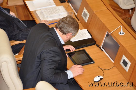 Новый аксессуар Олега Жилина не вызвал интереса у соратников по партии Новый аксессуар Олега Жилина не вызвал интереса у соратников по партии