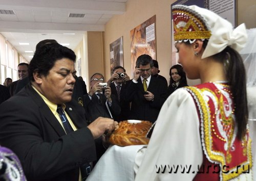 Хлеб-соль от девушек в кокошниках вызвали у латиноамериканцев чисто кулинарный интерес Хлеб-соль от девушек в кокошниках вызвали у латиноамериканцев чисто кулинарный интерес