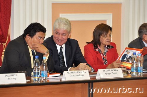 Дипломаты объясняют представителю Уральского турбинного завода, как нужно заходить на их рынок Дипломаты объясняют представителю Уральского турбинного завода, как нужно заходить на их рынок