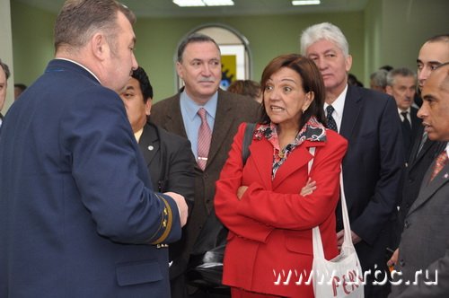 Уренья Марта Елена Толедо-Окампо (в красном) удивляется спортивным достижениям студентов УГГУ Уренья Марта Елена Толедо-Окампо (в красном) удивляется спортивным достижениям студентов УГГУ