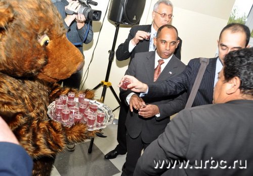 Запить хлеб гостям предложили медовой настойкой. Николай Косарев тоже не сдержался и присоединился к трапезе Запить хлеб гостям предложили медовой настойкой. Николай Косарев тоже не сдержался и присоединился к трапезе