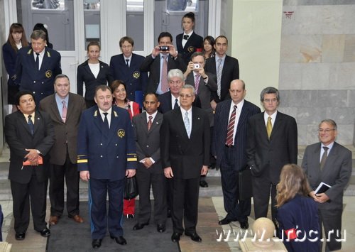 Приезд иностранной делегации в Горный университет задержался на час. До этого послы встречались с губернатором Александром Мишариным Приезд иностранной делегации в Горный университет задержался на час. До этого послы встречались с губернатором Александром Мишариным