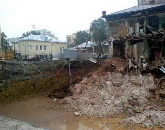 При строительстве «нужных» объектов, к примеру второй очереди ТЦ «Покровский пассаж», старые здания в городе могут срыть и среди бела дня вместе с жильцами