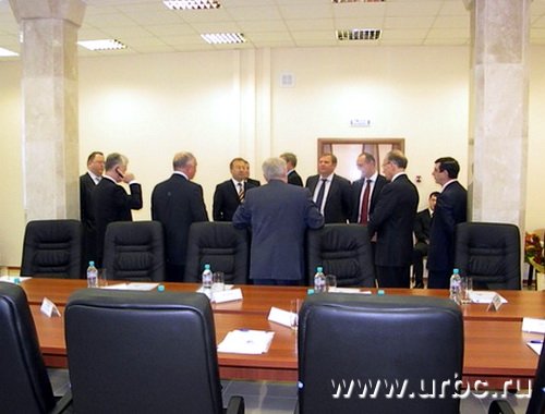 В зале приемов рядом с колоннами члены союза выглядят более чем солидно В зале приемов рядом с колоннами члены союза выглядят более чем солидно