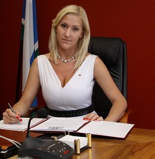 Председатель МПСО Кристина Субботина. Общается с Анатолием Грединым на короткой ноге. Фотография предоставлена сайтом http://www.midural2.ru Председатель МПСО Кристина Субботина. Общается с Анатолием Грединым на короткой ноге. Фотография предоставлена сайтом http://www.midural2.ru