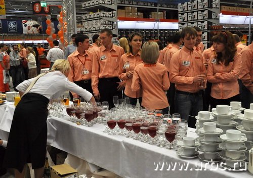 На празднике в честь открытия OBI сотрудники магазина выполняли роль и гостей, и хозяев